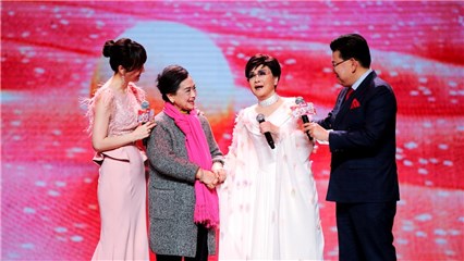 (东方卫视春晚李谷一、朱逢博剧照)