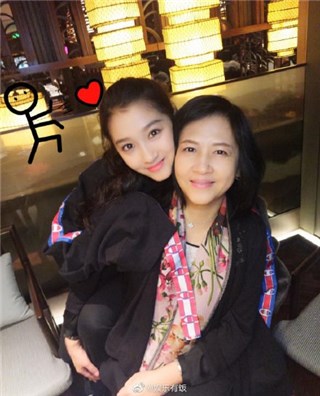 关晓彤横店开工被拍到现身医院发热门诊   工作人员出面回应.......