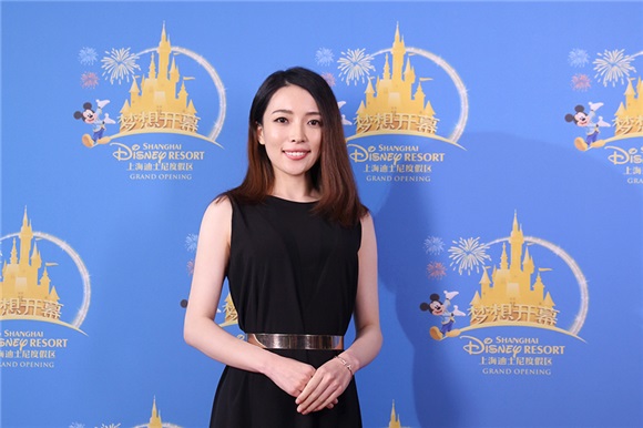 姚婷婷黑礼服优雅干练 与陆川热聊不断