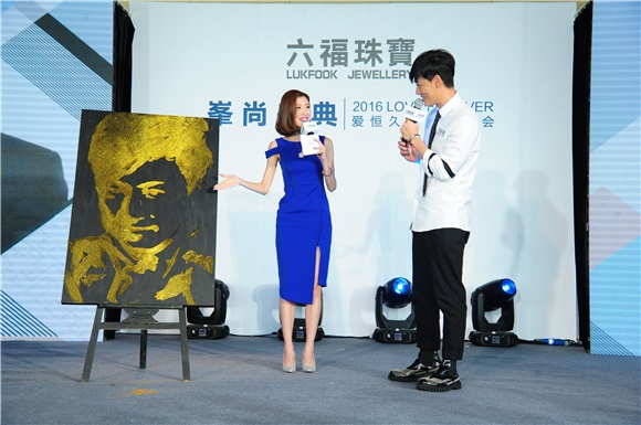林峰白衬衫黑领带经典搭配 亲自为粉丝带项链不怕被「撩」