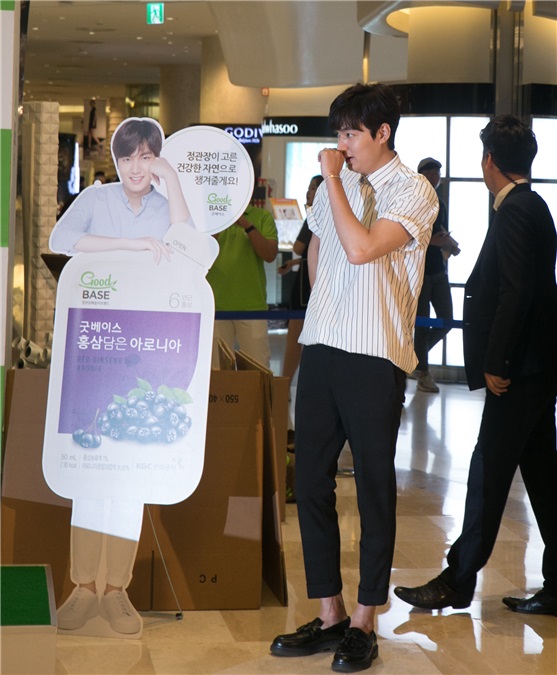 李敏镐出席在乐天百货公司蚕室店举行的某品牌签名会
