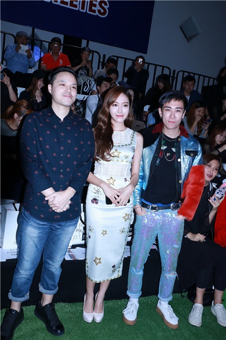 Jessica郑秀妍受邀看秀 裹身连衣裙秀S身材