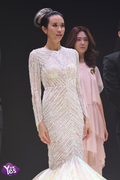 〈Yes 上海现场〉莫文蔚纯白鱼尾裙亮相 变身优雅美人鱼美翻