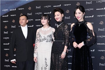 金马54∕《血观音》剧组全身深色 只有文淇浪漫白洋装超显眼