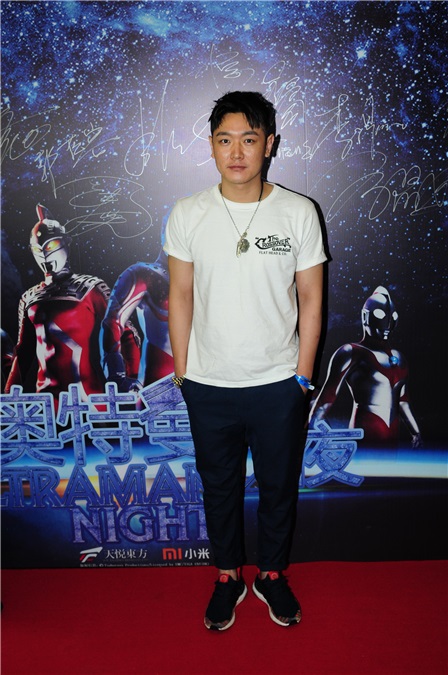 李小璐现身电视剧《奥特曼之夜》发布会 身着梦幻蓬蓬裙与导演交头接耳热聊不断