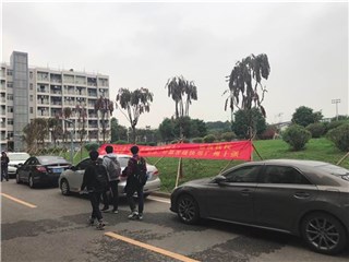 星海学子在横幅外驻足
