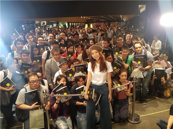 陈绮贞首办签书获粉丝支持 自言希望明年来港开演唱