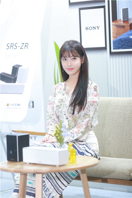 IU出席在首尔汝矣岛IFC举办的粉丝签名会活动