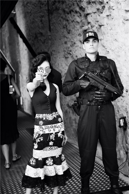 巩新亮化身邦德女郎 性感妩媚尽显国际女王范儿