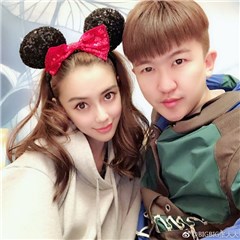 张大大是电灯泡！卡在黄晓明夫妇身边游迪士尼