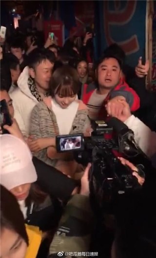 杜海涛沈梦辰被围堵,海涛全程将女友护在怀中