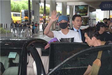 〈Yes香港现场〉孔刘今抵港为见面会做准备 粉丝带礼物接机