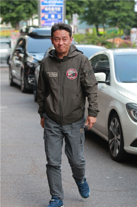 《逆贼》杀青宴 尹均相手动比心 露可爱笑容魅力满分