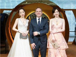 (从左到右)蒋梦婕、宝格丽大中华区董事总经理柯力亚、袁姗姗
