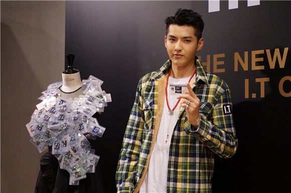 吴亦凡出席信用卡发布会