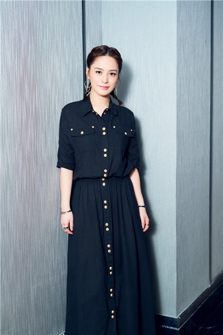 阿娇暖春写真清丽上线 麻花辫甜美出镜尽展青春元气