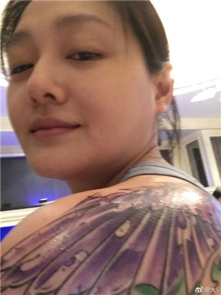 大S微博晒了肩膀上的新刺青 网友：这是葡萄吗？