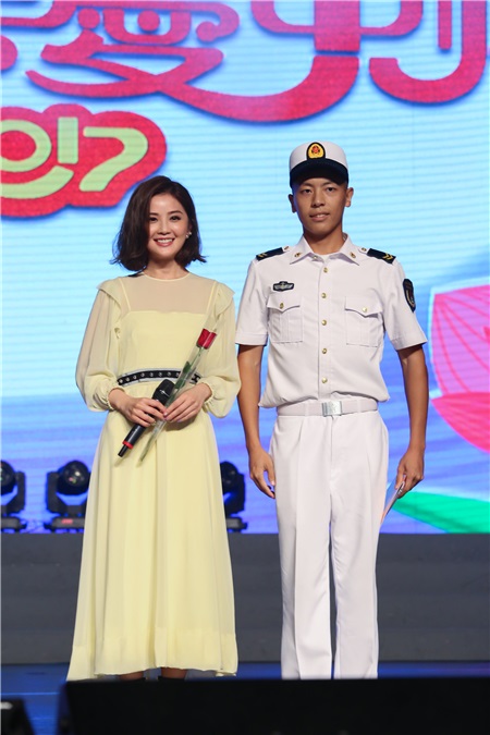 蔡卓妍钟舒漫提前庆中秋 与军民同乐传递正能量