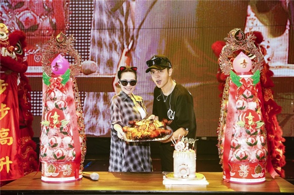 罗志祥演唱会嘉宾小S 到场祝贺小猪37岁生日