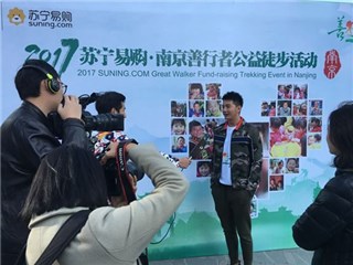 (刘潮在起点处接受采访)