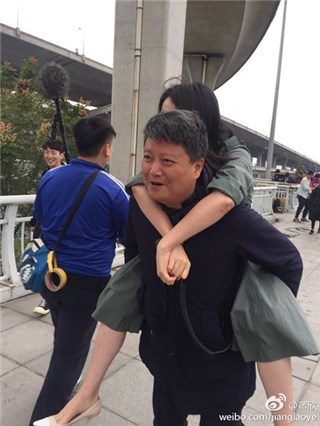 蒋欣被说胖导演不服  背起之后变成了表情包