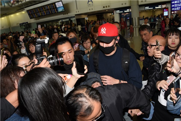 韩国偶像团体2P.M成员Nichkhun抵达香港机场