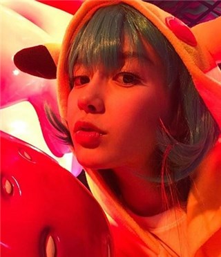 Angelababy晒童年美照 准妈妈依旧少女十足