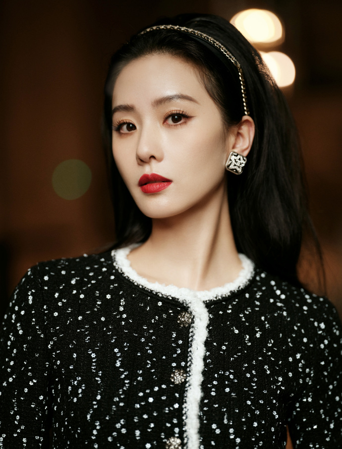 刘诗诗出席巴黎高定时装周，身着香奈儿高定礼服优雅高贵状态超好
