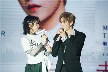 蓝江婧与Mr.钛戈团员互动