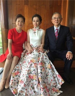 陈怡蓉泰国大婚泪别父母 新郎惨被罚穿高跟鞋