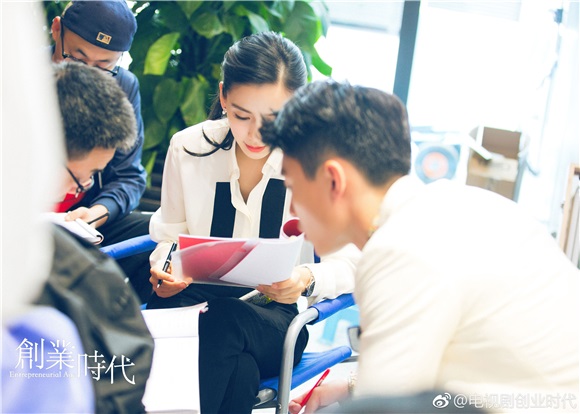 《焦点访谈》聚焦品质影视剧 《创业青年》黄轩杨颖受访