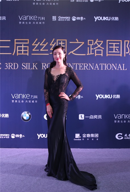 陶虹担任丝绸之路电影节评委 黑色晚礼优雅亮相开幕式