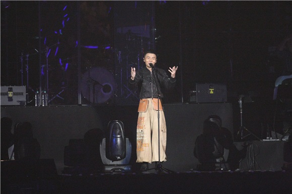 李荣浩举办演唱会 好友杨丞琳惊喜现身