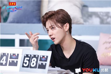 鹿晗为李荣浩准备蛋糕