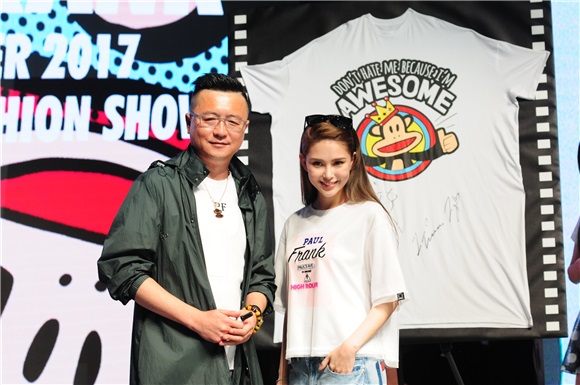 昆凌助阵Paul Frank新品发布会 「天王嫂」穿上白Tee+牛仔裤青春如少女