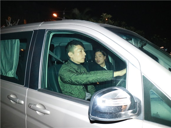​刘德华回港住院遇记者围堵 朱丽倩从泰国一路陪伴