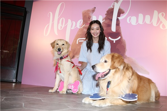 王心恬出席黄金猎犬特调公益指彩记者会