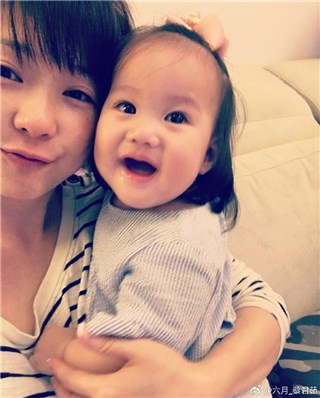 六月的女儿Shinny眼睛大又萌 超像爸爸李易好可爱