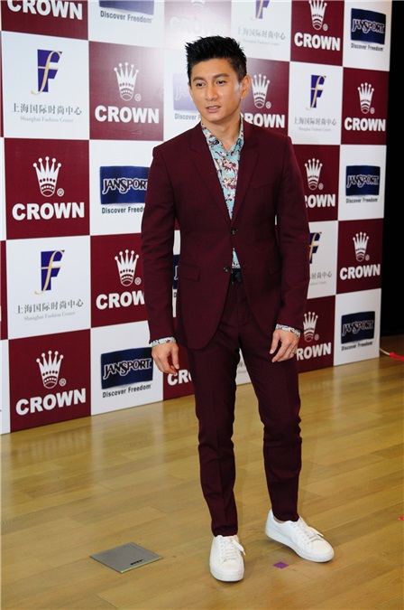 吴奇隆出席CROWN行李箱代言活动 与粉丝合影甘当「人肉背景板」