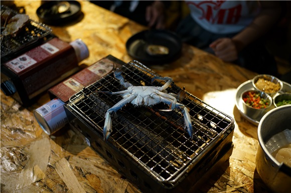《零点食神》寻觅六地绝味 张雪峰开启深夜美食之旅