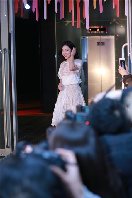 〈Yes 首尔现场〉雪莉甜美出席某品牌活动 可爱公主风尽展迷人气质
