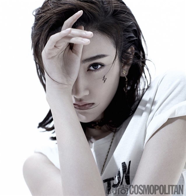 景甜登杂志封面 完美变身酷girl