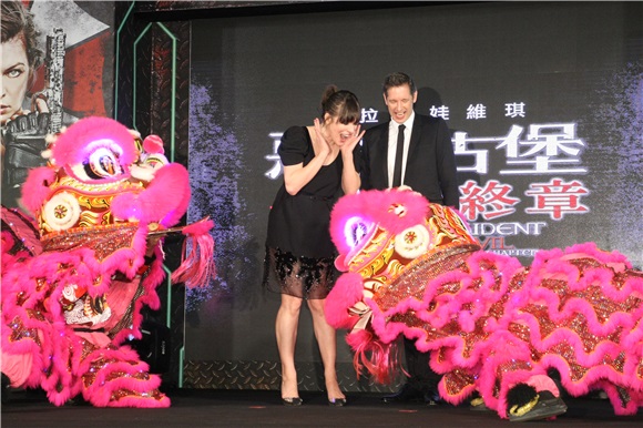 蜜拉乔娃维琪、导演保罗安德森出席《恶灵古堡最终章》台北首映会