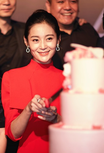 王媛可亮相被误认袁姗姗 网友:失散姐妹?