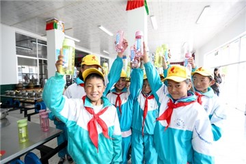 孩子们喝上纯净的水的笑脸