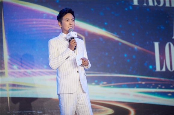 张晓龙现身畅聊艺术 网友:有内涵的男人最迷人