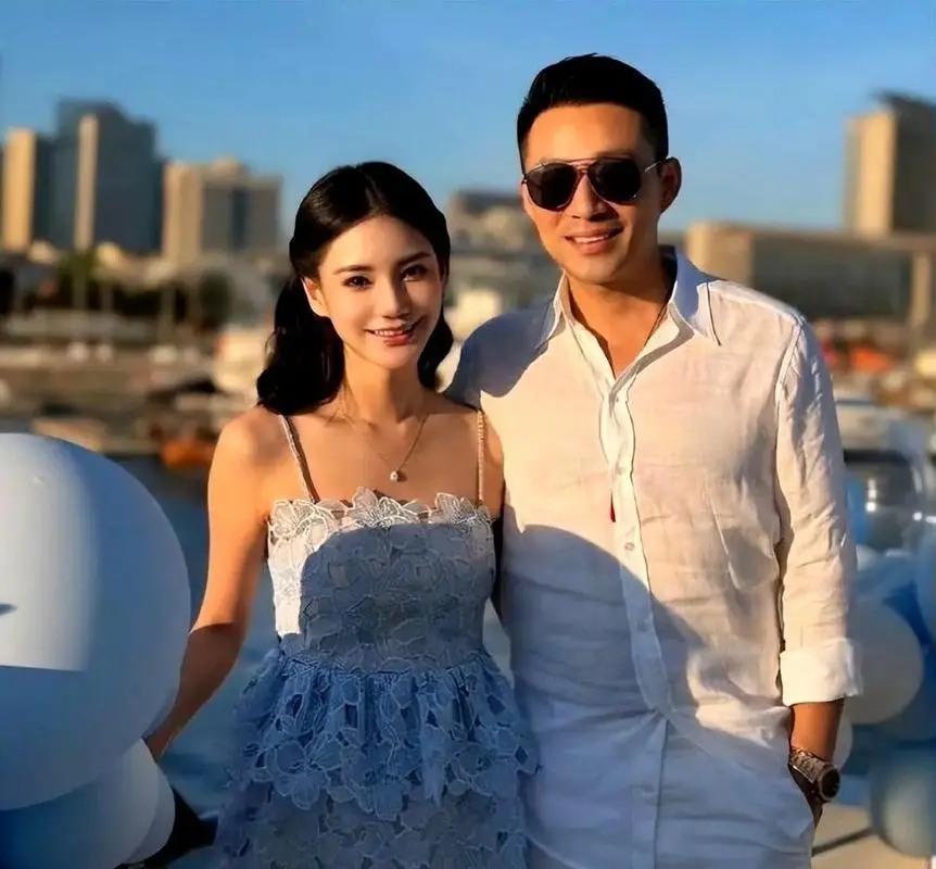 Mandy晒与汪小菲相识一周年MV 街头骑车古早偶像剧情节高甜