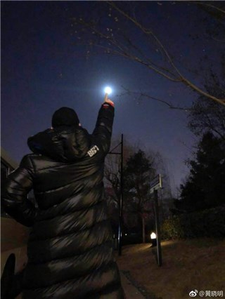黄晓明疯月全蚀手指月亮 不怕被割耳朵
