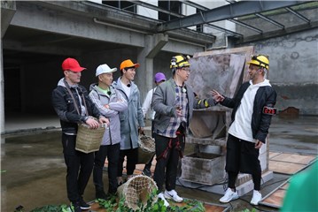 黄磊、罗志祥和智囊团在一起