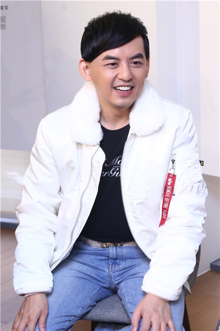 黄子佼、张小燕等出席黎画廊圣诞公益义卖联展宣传记者会